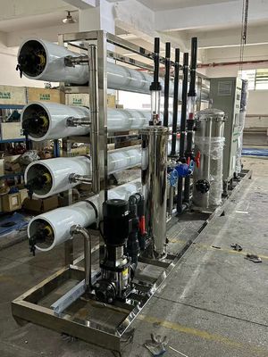 Buen precio Sistema RO de agua salobre de alta salinidad Siemens PLC controlado para agua de alimentación 5-45.C en línea
