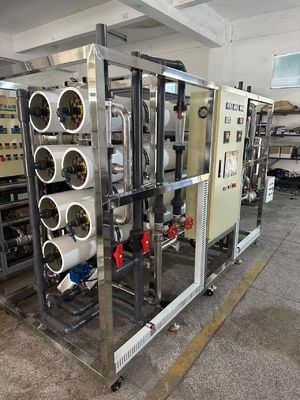 Buen precio 150-300 Psi Nivel de presión RO Sistema de agua salobre con ultrafiltración Tratamiento previo y rendimiento en línea