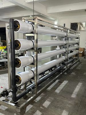 Buen precio 500-1000M3/Día Sistema de reacondicionamiento de agua salobre con control PLC y esterilizador UV en línea