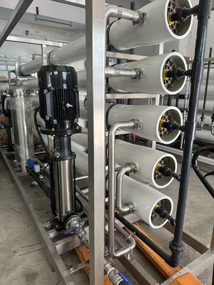 Buen precio SS304 Sistema de tratamiento de agua por ósmosis inversa con sistema RO industrial de eficiencia de membrana Filmtec en línea